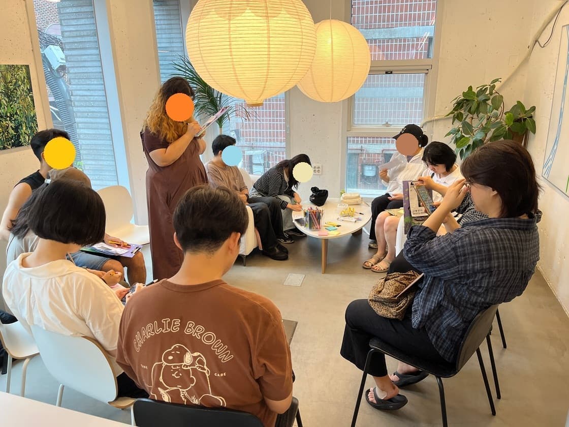 다같이 둘러앉은 사진